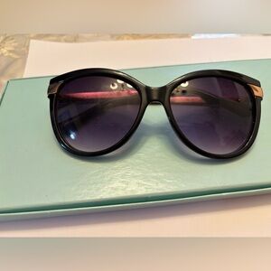 Oversized Black Sunglasses with Gradient Lenses
